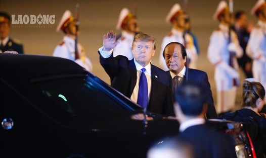 Tổng thống Donald Trump đến sân bay Nội Bài vào tối 26.2. Ảnh: Sơn Tùng