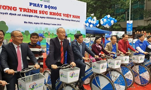 HLV Park Hang Seo- đại sứ của chương trình Sức khỏe Việt Nam tham gia đạp xe hưởng ứng chương trình. Ảnh: Tuấn Dũng