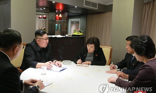 Nhà lãnh đạo Triều Tiên Kim Jong-un nghe báo cáo từ các quan chức về các cuộc đàm phán cấp làm việc về chương trình nghị sự của hội nghị thượng đỉnh Mỹ - Triều lần 2 tại khách sạn Melia, Hà Nội hôm 26.2. Ảnh: KCNA/Yonhap.