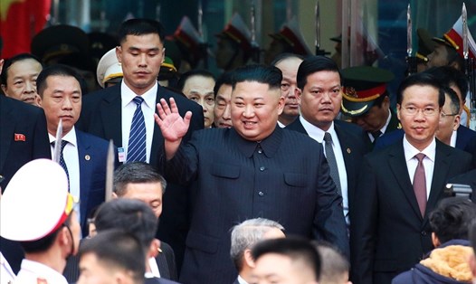 Khoảnh khắc Nhà lãnh đạo Triều Tiên Kim Jong-un đặt chân đến ga Đồng Đăng, Lạng Sơn, Việt Nam chuẩn bị cho Hội nghị Thượng đỉnh Mỹ - Triều. Ảnh: Tiến Đạt