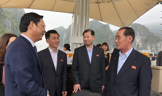 Bí thư Tỉnh ủy Quảng Ninh Nguyễn Văn Đọc (trái) cùng đoàn đại biểu cấp cao Triều Tiên thăm vịnh Hạ Long. Ảnh: Nguyễn Hùng