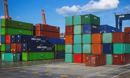 Hàng nghìn container phế liệu nhập khẩu còn tồn tại các cảng phía nam. Ảnh: H.H