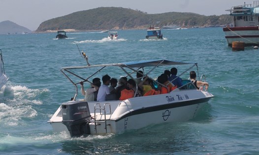 Du khách đi tour 4 đảo ở vịnh Nha Trang, Khánh Hòa. Ảnh: PV
