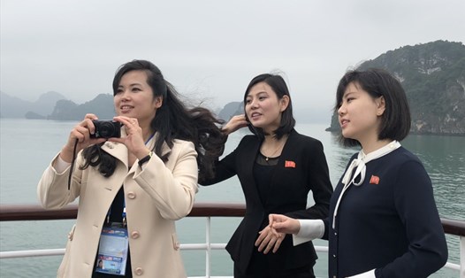 3 thành viên nữ của đoàn đại biểu cấp cao CHDCND Triều Tiên trên tàu thăm vịnh Hạ Long sáng nay. Ảnh: CTV