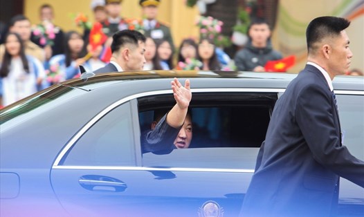 Lần đầu tiên đến thăm Việt Nam, Chủ tịch Triều Tiên Kim Jong Un phá bỏ thông lệ - đã hạ cửa kiếng xe - để vẫy chào người dân ở ga Đồng Đăng (ảnh: Tô Thế).