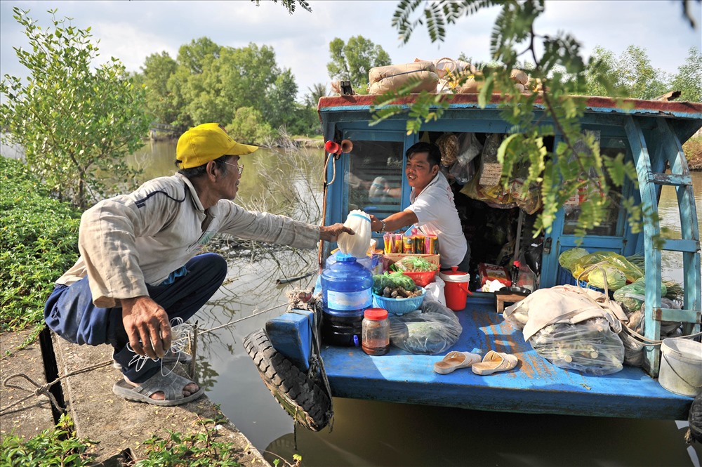 Ghe hàng nơi sông nước Cà Mau