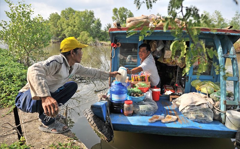 Ghe hàng nơi sông nước Cà Mau