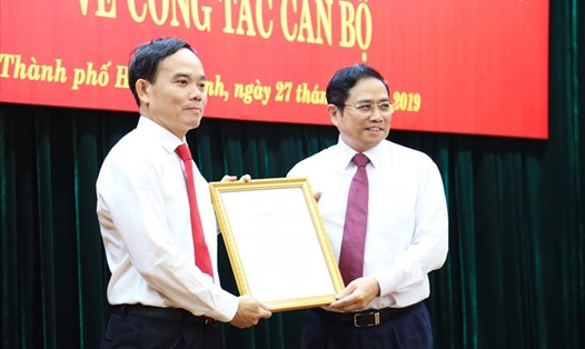 Ông Phạm Minh Chính -  Trưởng Ban Tổ chức Trung ương trao quyết định của Bộ Chính trị phân công ông Trần Lưu Quang (bìa trái) -  làm Phó Bí thư Thành ủy TPHCM.  Ảnh: H.C
