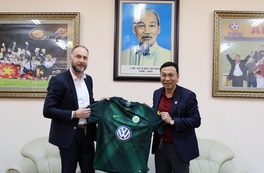 Phó Chủ tịch VFF Trần Quốc Tuấn tiếp đại diện CLB VfL Wolfsburg- CHLB Đức. Ảnh: VFF