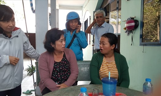 Nhiều tổ chức, cá nhân ở Đức Hòa đến thăm hỏi gia đình nạn nhân (chị Lê Ngọc Mai, vợ anh Bảo - người ngồi bên phải).