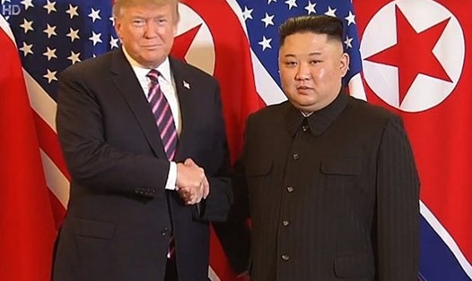 Khoảnh khắc hai nhà lãnh đạo Mỹ và Triều Tiên bắt tay nhau tại Hà Nội. Ảnh: TTXVN