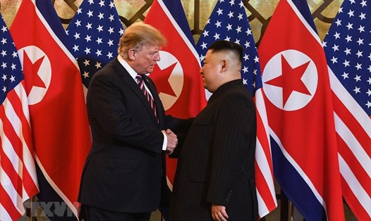 Tổng thống Donald Trump bắt tay Chủ tịch Kim Jong-un trong hội nghị thượng đỉnh Mỹ-Triều lần 2 tại Hà Nội, ngày 27.2.2019. Ảnh: TTXVN