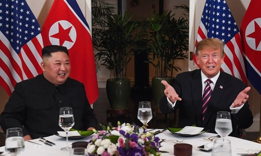 Tổng thống Mỹ Donald Trump (phải) và Chủ tịch Triều Tiên Kim Jong-un dùng bữa tối cùng nhau tối 27.2. Ảnh: TTXVN. 