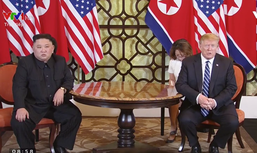 Tổng thống Donald Trump và Chủ tịch Kim Jong-un. Ảnh: chụp màn hình VTV. 