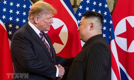 Cái bắt tay lịch sử giữa Tổng thống Mỹ Donald Trump (trái) và Chủ tịch Triều Tiên Kim Jong-un tại Hội nghị thượng đỉnh Mỹ-Triều lần hai ở Hà Nội ngày 27.2. Ảnh: TTXVN. 