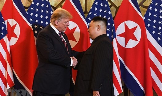Tổng thống Donald Trump bắt tay Chủ tịch Kim Jong-un trong hội nghị thượng đỉnh Mỹ-Triều lần 2 tại Hà Nội, ngày 27.2.2019. Ảnh: TTXVN