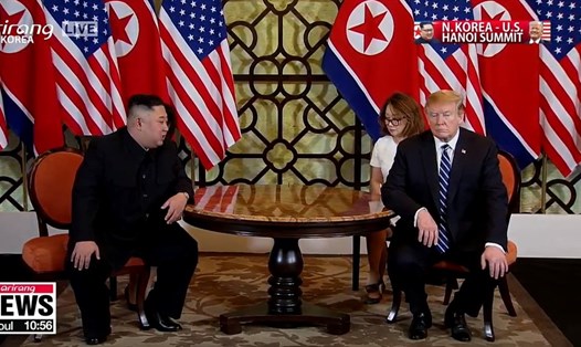 Tổng thống Donald Trump và Chủ tịch Kim Jong-un trong ngày họp thứ 2 tại Hà Nội, 28.2.2019. Ảnh chụp màn hình