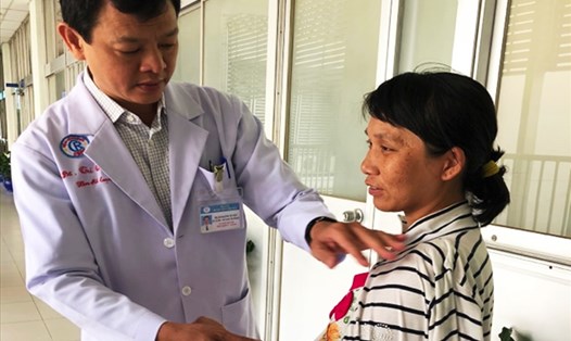 Bác sĩ Nguyễn Tri Thức khám và thăm hỏi bệnh nhân sau đặt máy tạo nhịp
