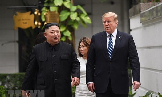 Tổng thống Mỹ Donald Trump và Chủ tịch Triều Tiên Kim Jong-un tới phòng họp để bắt đầu cuộc gặp mở rộng với quan chức hai nước tại Hà Nội ngày 28.2.2019. Ảnh: AFP/TTXVN