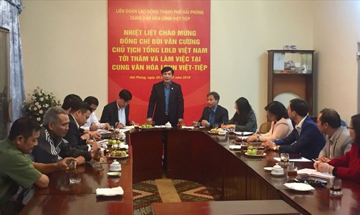 Chủ tịch Bùi Văn Cường làm việc với Cung Việt Tiệp sáng ngày 28.2. Ảnh: HH.