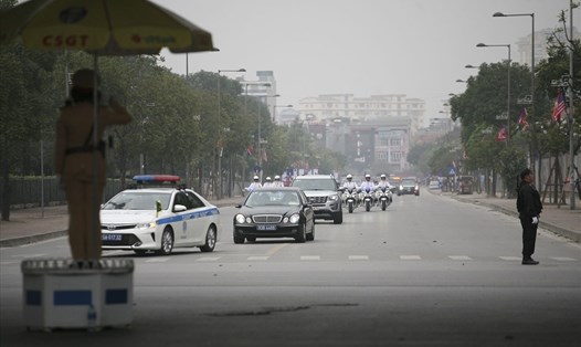 Xe cảnh sát giao thông dẫn đoàn từ đường Đỗ Đức Dục (Nam Từ Liêm) ra sân bay Nội Bài.