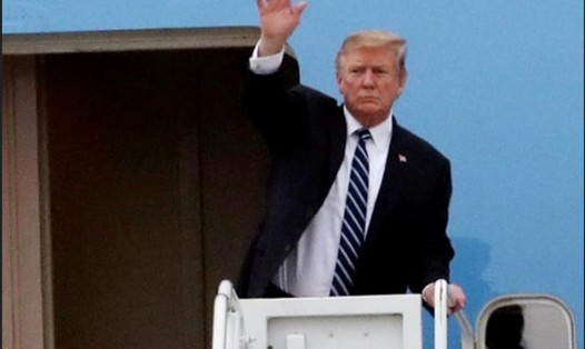 Tổng thống Donald Trump vẫy tay chào khi rời khỏi Hà Nội. Ảnh: TTXVN. 