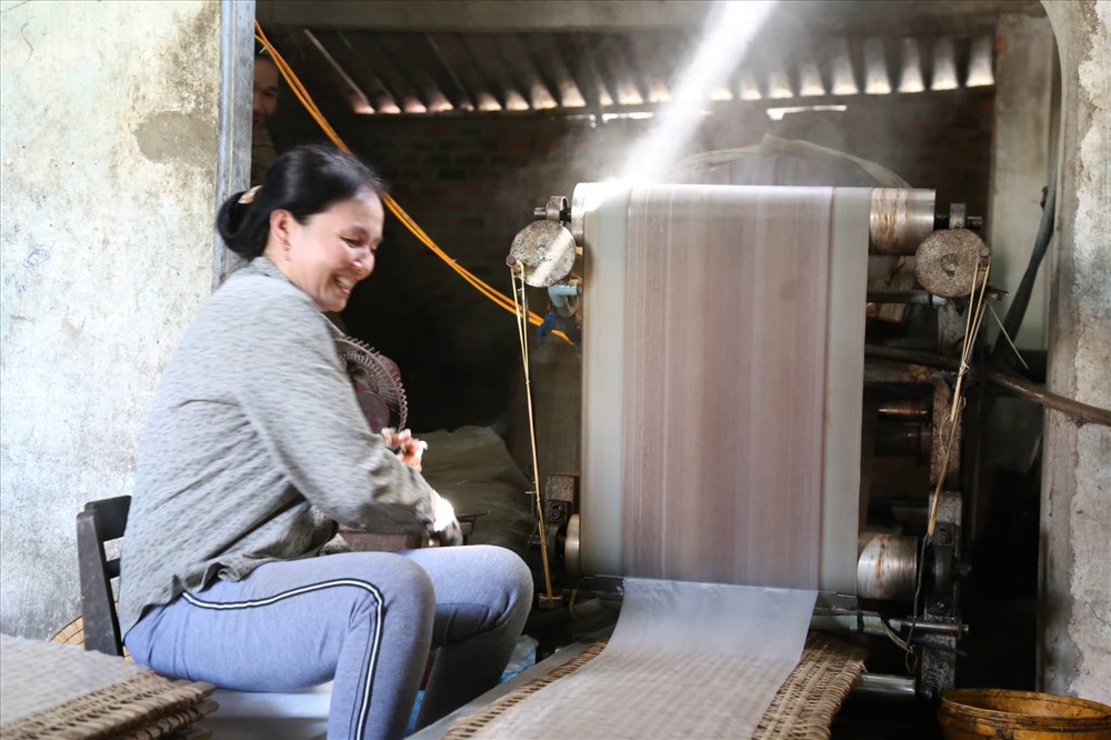 Nụ cười của người làm bánh tráng ở Bình Định.