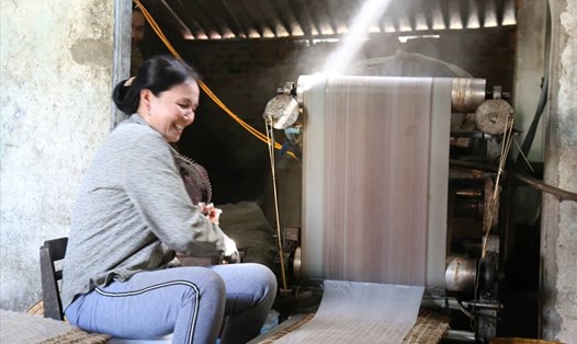 Nụ cười của người làm bánh tráng ở Bình Định.