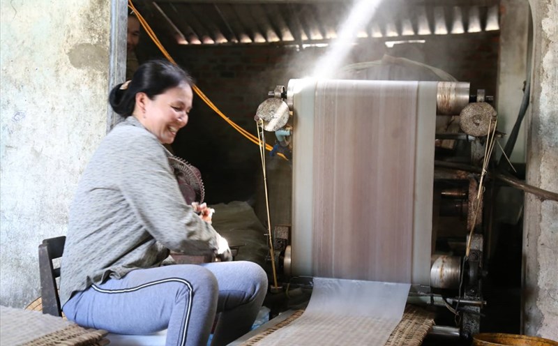 Nụ cười của người làm bánh tráng ở Bình Định.