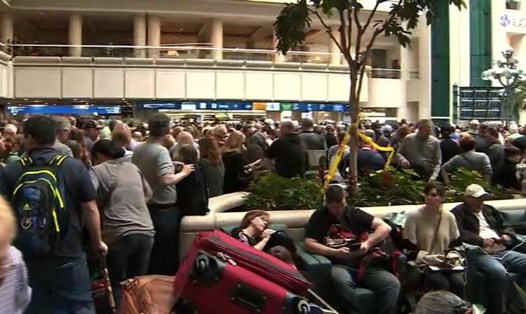 Sân bay náo loạn vì nhân viên nhảy lầu tự tử. Ảnh: CNN