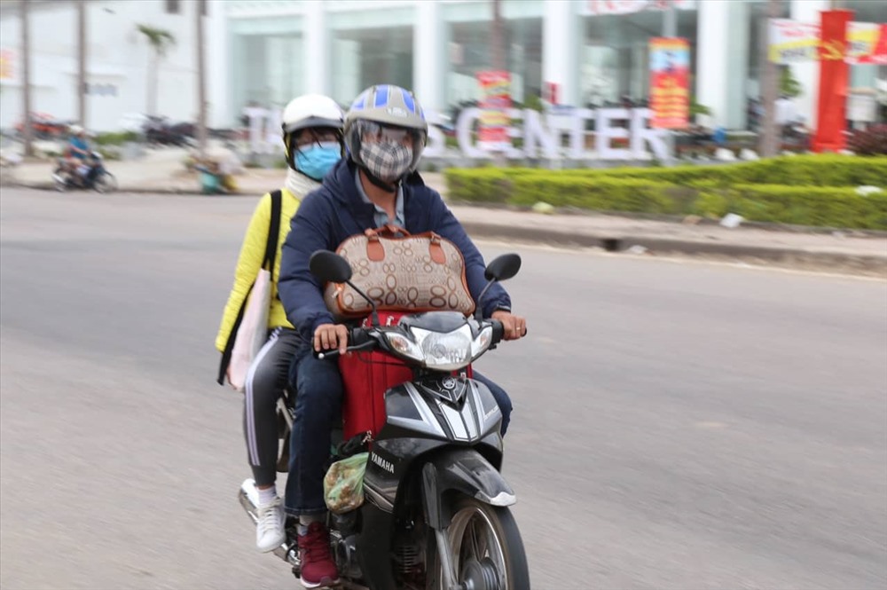 Nhiều người lựa chọn xe máy làm phương tiện di chuyển về quê ăn tết.
