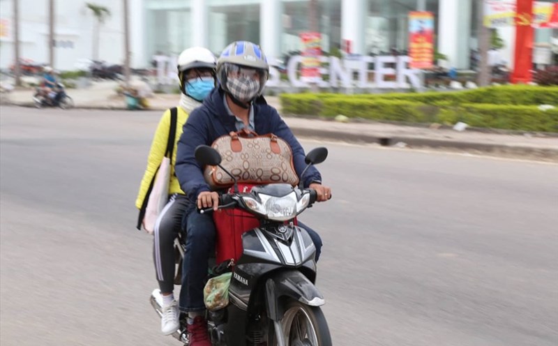 Nhiều người lựa chọn xe máy làm phương tiện di chuyển về quê ăn tết.