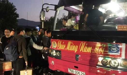Những công nhân của Cty Formosa Hà Tĩnh đang bước lên chuyến xe miễn phí để về quê đón Tết
