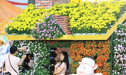 Hàng nghìn người dân đang tập trung về công viên Tao Đàn - nơi diễn ra Hội Hoa Xuân Tết Kỷ Hợi 2019 để vui chơi, chụp hình lưu niệm. Ảnh: Trường Sơn