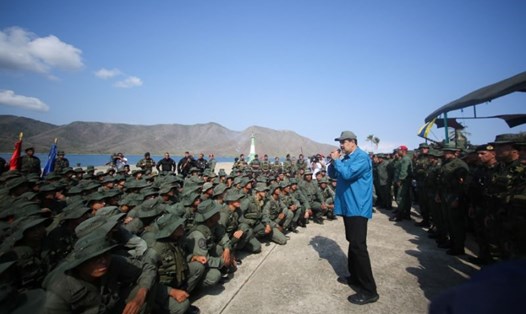 Tổng thống Venezuela trò chuyện với các binh sĩ trong một căn cứ hải quân. Ảnh: AFP. 