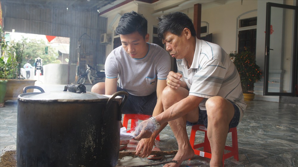 Bùi Tiến Dũng nấu bánh chưng cùng bố