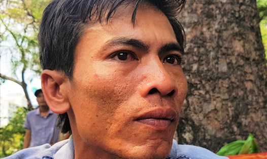 Anh Nguyễn Thanh Sang không kìm được nước mắt khi chứng kiến hàng trăm chậu hoa của mình bị biến thành rác, ôm lỗ nặng. ảnh: Trường Sơn