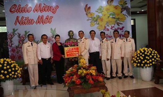 Chủ tịch Quốc hội Nguyễn Thị Kim Ngân chúc Tết và tặng quà Công an Tiền Giang. Ảnh: TTXVN. 