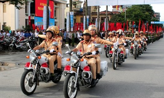 Lực lượng cảnh sát giao thông ra quân tuyên truyền đảm bảo an toàn giao thông. Ảnh: MH