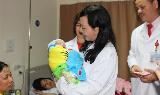Bộ trưởng Bộ Y tế thăm bé sơ sinh tại BV Phụ sản TƯ. Ảnh: Thùy Linh