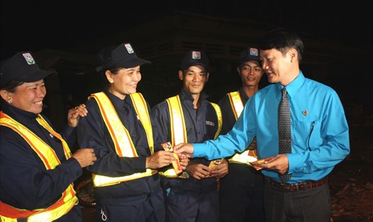 Ông Ngô Anh Duyệt, chủ tịch LĐLĐ TP Nha Trang lì xì cho CNLĐ đang làm việc tại chợ Vĩnh Hải. 