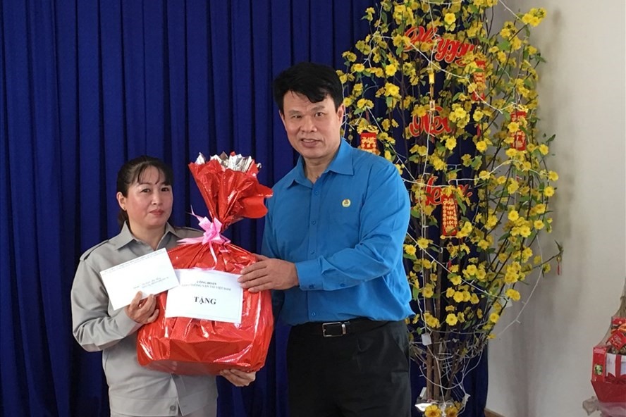 Đồng chí Đỗ Nga Việt - Chủ tịch Công đoàn GTVT Việt Nam thăm và tặng quà người lao động có hoàn cảnh khó khăn. Ảnh: V.C