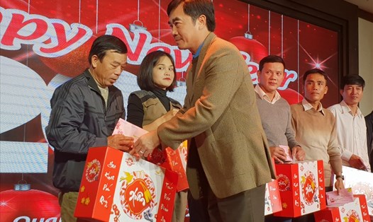 Chủ tịch LĐLĐ Quảng Bình Nguyễn Lương Bình trao các phần quà đến NLĐ khó khăn nhân dịp Tết Nguyên đán 2019. Ảnh: Lê Phi Long