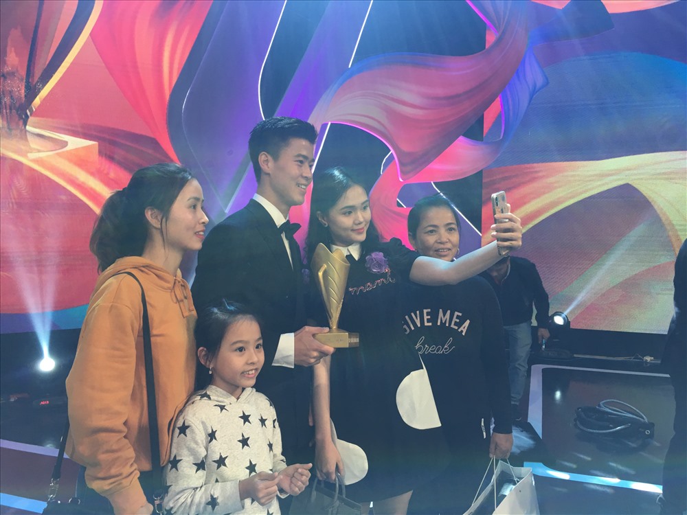 Duy Mạnh và người thân tại lễ trao giải Cúp chiến thắng 2018. Ảnh: Đ.H 