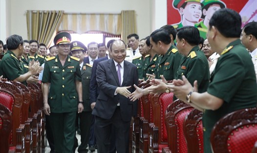 Thủ tướng Chính phủ Nguyễn Xuân Phúc chúc Tết Bộ chỉ huy quân sư TP Đà Nẵng. Ảnh: TM