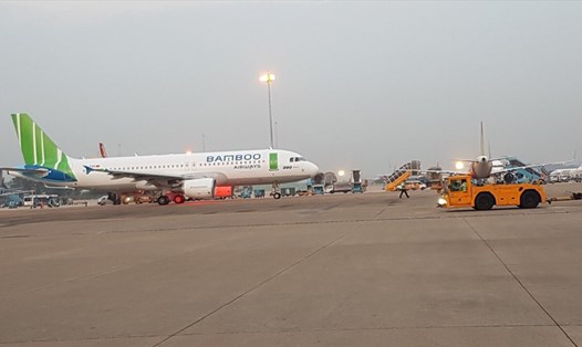 Máy bay của Bamboo Airways hạ cánh xuống Cảng hàng không quốc tế Vân Đồn. 