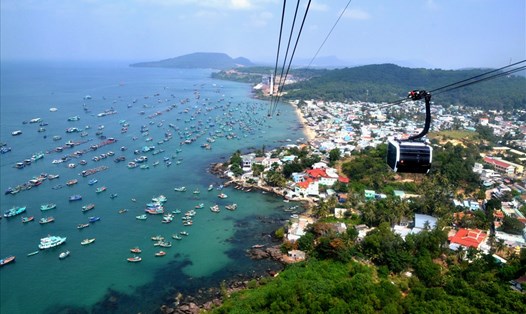 Một góc Nam đảo Phú Quốc nhìn từ cáp treo Hòn Thơm. Ảnh: Lục Tùng