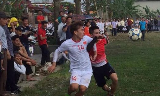Tiền vệ đội tuyển quốc gia Minh Vương đá giao hữu với đội bóng thanh niên quê nhà. Ảnh: Anh Thư