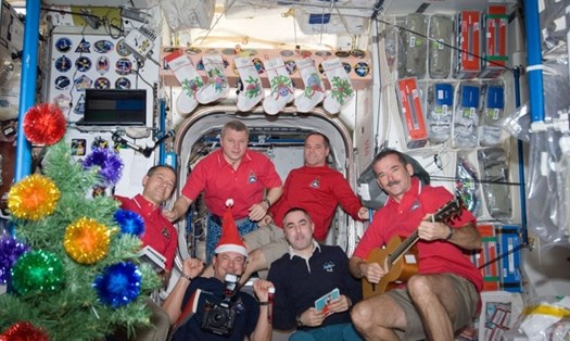 Không ai làm việc ngày đầu năm: Ngày đầu tiên trong Năm mới, mọi người sẽ nghỉ ngơi và làm những điều họ muốn, thậm chí cả các nhà du hành vũ trụ trên trạm ISS cũng vậy./.  