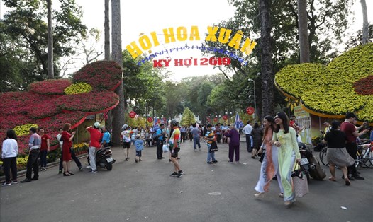 Hàng nghìn người đang nô nức du xuân tại Hội Hoa Xuân tại công viên Tao Đàn vào chiều mùng 3 Tết Kỷ Hợi. Ảnh: Trường Sơn
